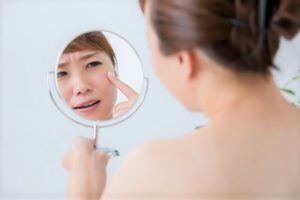目の下のクマは3種類?青・茶色・黒の色によって原因と対策が違う?